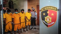 Ditreskrimsus Polda Jawa Barat berhasil mengungkap kasus dugaan penimbunan solar bersubsidi dengan mengamankan tujuh orang tersangka.