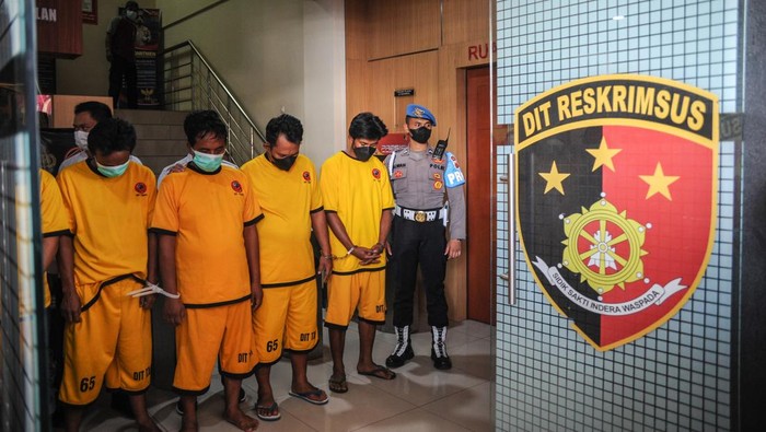 Petugas kepolisian menghadirkan tersangka dari kasus dugaan penimbunan solar bersubsidi di Polda Jawa Barat, Bandung, Jawa Barat, Rabu (13/4/2022). Ditreskrimsus Polda Jawa Barat berhasil mengungkap kasus dugaan penimbunan solar bersubsidi dengan mengamankan tujuh orang tersangka berikut barang bukti 22 ton atau 25 ribu liter solar yang diamankan dari dua lokasi yaitu Indramayu dan Tasikmalaya dengan total kerugian negara mencapai sekitar Rp465 juta. ANTARA FOTO/Raisan Al Farisi/wsj.