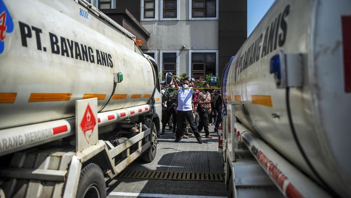 Petugas kepolisian menghadirkan tersangka dari kasus dugaan penimbunan solar bersubsidi di Polda Jawa Barat, Bandung, Jawa Barat, Rabu (13/4/2022). Ditreskrimsus Polda Jawa Barat berhasil mengungkap kasus dugaan penimbunan solar bersubsidi dengan mengamankan tujuh orang tersangka berikut barang bukti 22 ton atau 25 ribu liter solar yang diamankan dari dua lokasi yaitu Indramayu dan Tasikmalaya dengan total kerugian negara mencapai sekitar Rp465 juta. ANTARA FOTO/Raisan Al Farisi/wsj.