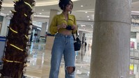 Momennya saat nongkrong di sebuah mall ini juga tak kalah bikin netizen salah fokus. Posenya cantik dan penampilannya bak remaja. Foto: Instagram @iqklimakim_