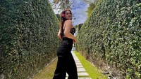 Muntah-muntah2, karena capek dan pikiran. Sempat sakit pas di Sukabumi. Tapi sekarang sudah dijaga sama keluarga dan manajernya di Jakarta, tutur Razman. Foto: Instagram Iqlima Kim
