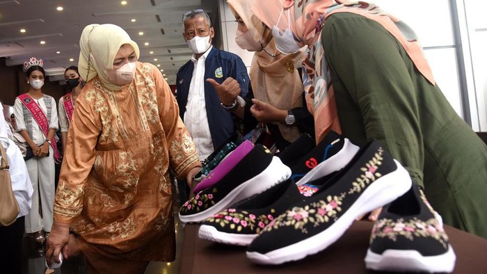 Istri Gubernur Edy Rahmayadi, Nawal Lubis saat meninjau stand UMKM.