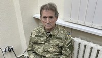 Kepala dinas keamanan Ukraina, Ivan Bakanov, secara terpisah menuturkan para agen telah melakukan operasi khusus multi-level secepat kilat dan berbahaya untuk menahan anggota parlemen yang bersahabat dengan Rusia. (Ukrainian Presidential Press Office via AP).