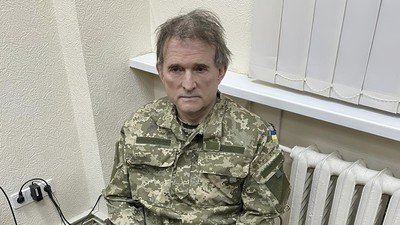 Ekspresi Konglomerat Ukraina Sekutu Putin Saat Ditangkap dan Diborgol