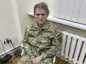 Ekspresi Konglomerat Ukraina Sekutu Putin Saat Ditangkap dan Diborgol