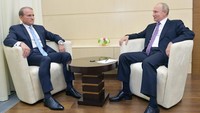 Dalam foto yang dipotret pada tahun 2020, konglomerat Ukraina Viktor Medvedchuk (kiri), berbincang dengan Presiden Rusia Vladimir Putin selama pertemuan di kediaman Novo-Ogaryovo di luar Moskow, Rusia, Selasa (6/10/2020). Diketahui, Medvedchuk menjadi tahanan rumah sejak tahun lalu atas dakwaan pengkhianatan terkait tuduhan berupaya mencuri sumber daya alam dari Crimea yang dicaplok Rusia dan menyerahkan rahasia militer Ukraina ke Moskow. Namun, ia dilaporkan kabur sesaat usai Putin memerintahkan invasi militer ke Ukraina pada 24 Februari lalu. (Sputnik, Kremlin Pool Photo via AP).