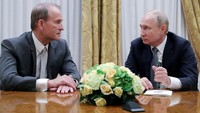 Presiden Rusia Vladimir Putin (kanan) menghadiri pertemuan dengan pemimpin Platform Oposisi Ukraina - For Life party Viktor Medvedchuk di Saint Petersburg, Rusia, tahun 2019 silam. (Sputnik/Mikhail Klimentyev/Kremlin via REUTERS).
