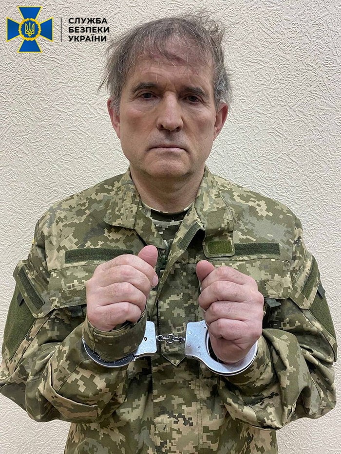 Jadi Sekutu Putin, Konglomerat Ukraina Ini Ditangkap Konglomerat Ukraina yang diketahui merupakan sekutu Presiden Rusia Vladimir Putin, Viktor Medvedchuk, ditangkap. Seperti apa sosoknya?