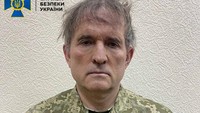 Dalam foto yang dirilis pada 12 April 2022, konglomerat Ukraina yang diketahui pro-Rusia, Viktor Medvedchuk tampak mengenakan seragam militer Ukraina dengan rambut acak-acakan dan tangan diborgol usai ditangkap dan ditahan oleh pasukan keamanan di lokasi yang tidak diketahui di Ukraina. (Press service of State Security Service of Ukraine/Handout via REUTERS).