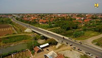 Biaya pembangunannya bersumber dari APBN sebesar Rp 224 miliar. Sebelumnya, pembangunan Jalan Lingkar Brebes - Tegal sudah dimulai 4 km tahun 2010, lalu 2,5 km tahun 2017 dengan menelan biaya sekitar Rp115 miliar.Foto: Dok. Kementerian PUPR