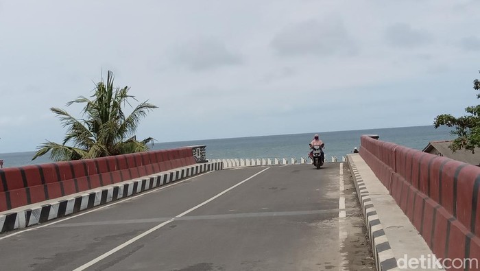 Jeembatan Merah Pantai Timur Pangandaran
