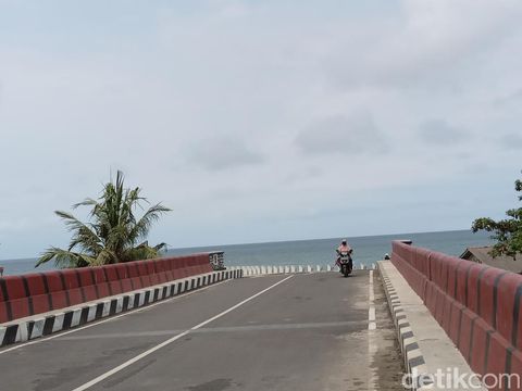 Jeembatan Merah Pantai Timur Pangandaran