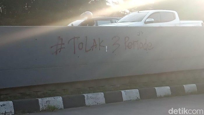 Jejak-jejak vandalisme dari demo 11 April yang berakhir ricuh di Makasar