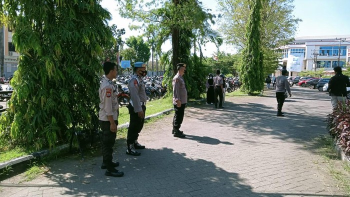 Kampus Universitas Dipa Makassar diserang sekelompok OTK. Pelaku kini diburu polisi.