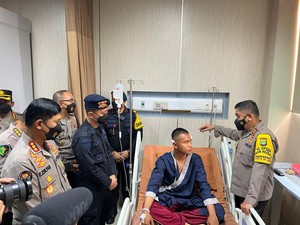Kapolda Metro Besuk 6 Polisi Korban Demo 11 April, Ungkap Kondisi Terkini