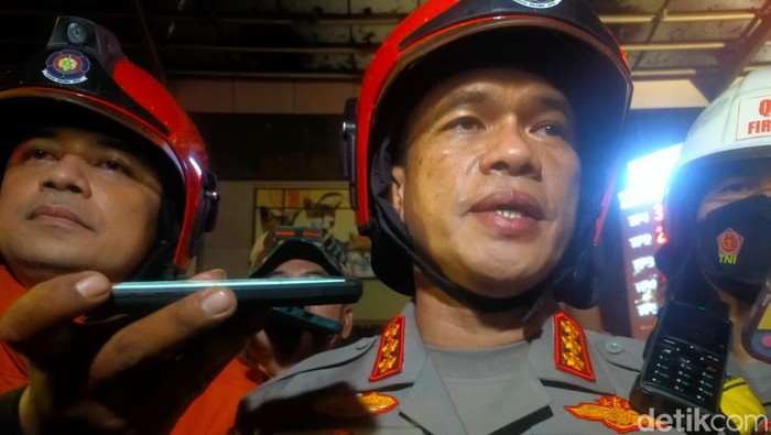 Kapolrestabes Surabaya saat memberikan keterangan tentang TP 5 yang terbakar