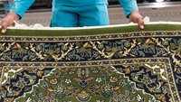 Berbeda pada karpet biasanya, alas di Masjidil Haram dan masjid Nabawi ini mempunyai bahan yang lebih tebal, kuat dan tahan lama. Benangnya lembut, terasa lebih empuk di bagian bawah dan memiliki stabilitas warna yang baik. Karpet yang tak berpengaruh pada pencucian berulang ini juga terbuat dari 100 persen benang akrilik murni. Tinggi satu karpet adalah 16 mm.(SPA)