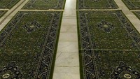 Lambang Arab Saudi ada di tengah setiap karpet dan area sisanya dihiasi dengan pola kayu dan bunga. Ada juga cerakan berbagai warna kuning, krem dan navy. (SPA)