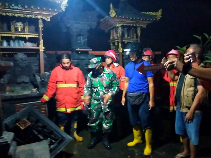 Petugas saat melakukan olah TKP kebakaran di Klungkung