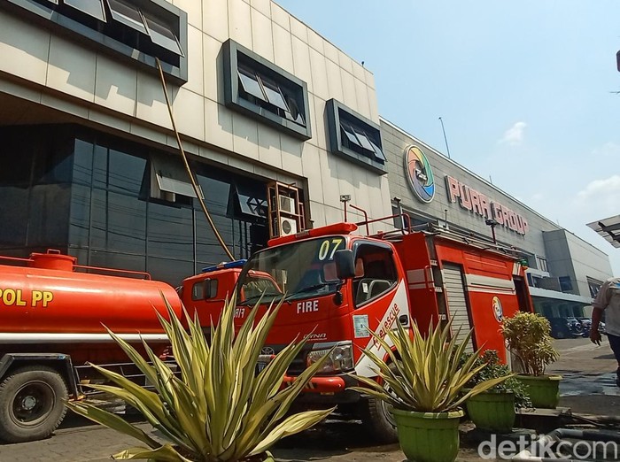 Kebakaran pabrik kertas di Jekulo Kudus, Rabu (13/4/2022).