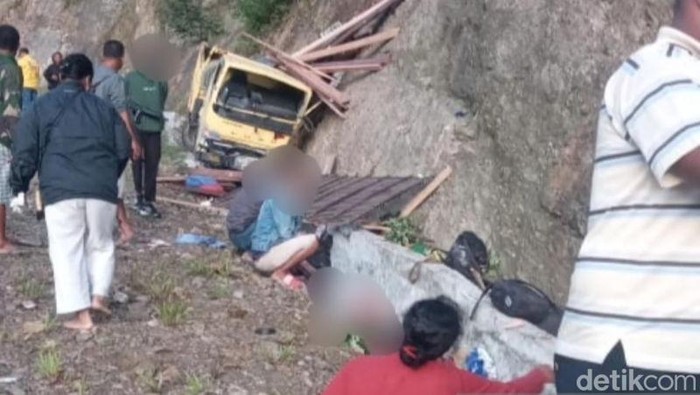 Kecelakaan maut truk di Manokwari, Papua Barat yang tewaskan 16 orang. (Antara/HO)