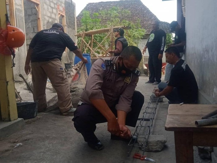 Kegiatan seorang anggota Polsek Kalasan, Sleman, Aipda Sigit Susanto, bersama Satuan Team Anti Kriminalitas (STAK), Rabu (13/4/2022).