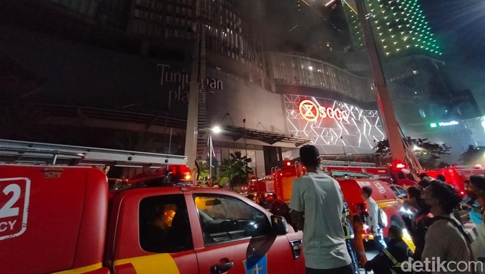 Kendaraan skylift tambahan yang didatangkan oleh petugas Damkar Surabaya ke lokasi TP 5 terbakar