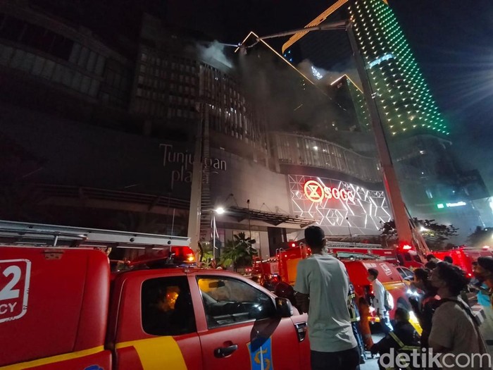 Kendaraan skylift tambahan yang didatangkan oleh petugas Damkar Surabaya ke lokasi TP 5 terbakar