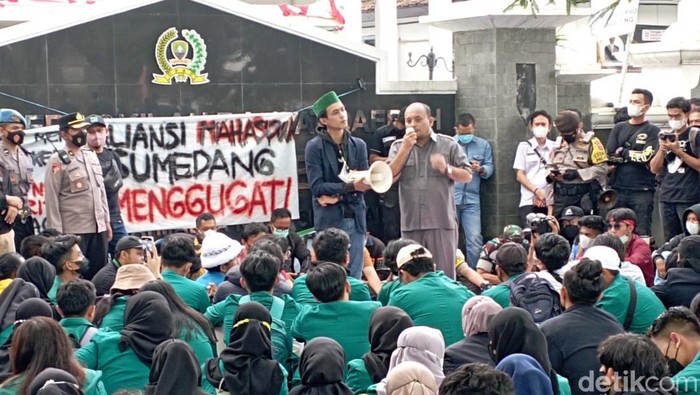 Ketua DPRD Sumedang Irwansyah menemui massa aksi