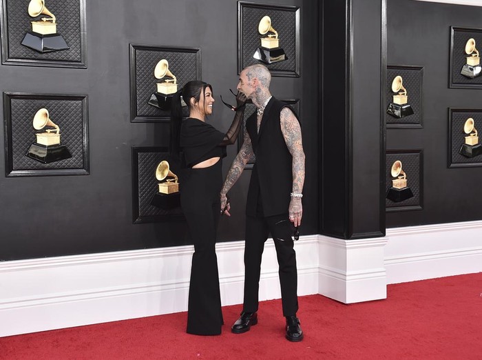 Kourtney Kardashian dan Travis Barker di Grammy Awards 2022 Kourtney Kardashian dan Travis Barker di Grammy Awards 2022