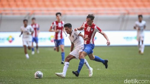 laga perdana antara Bali United U-18 versis Atletico Madrid U-18 di IYC 2021 Jakarta