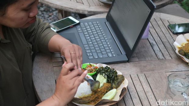 Sajian lele betutu di Wrg Pakdhe Jogja di Jetis, Bantul.