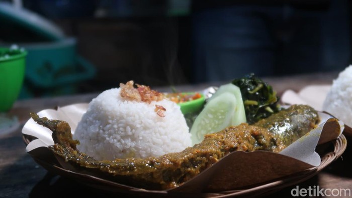 Sajian lele betutu di Wrg Pakdhe Jogja di Jetis, Bantul.