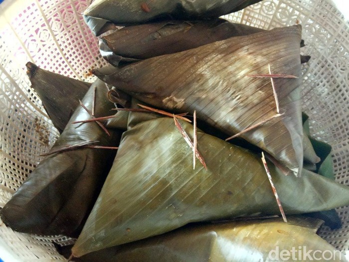 Lontong tuyuhan khas Rembang bentuknya segitiga, Rabu (13/4/2022).