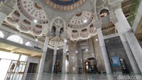 Masjid Jami Al-Fajri terinspirasi arsitektur Masjid Biru di Istanbul.   