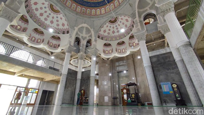 Masjid-masjid di Istanbul, Turki dikenal akan arsitektur Ottoman yang megah dan indah. Arsitektur masjid di Istanbul kini juga ada di kawasan Pasar Minggu, Jakarta Selatan.