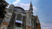 Masjid Jami Al-Fajri juga memiliki bentuk menara yang kurang lebih mirip Masjid Biru atau Masjid Sultan Ahmed di Istanbul.