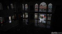 Pembangunan masjid terus dikebut dan sumber pendanaan pembangunan salah satunya berasal dari swadaya masyarakat setempat.