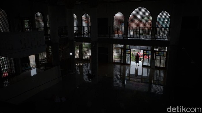 Masjid Gaya Eropa ini Bukan di Istanbul, Tapi di Pasar Minggu Masjid-masjid di Istanbul, Turki dikenal akan arsitektur Ottoman yang megah dan indah. Arsitektur masjid di Istanbul kini juga ada di kawasan Pasar Minggu, Jakarta Selatan.