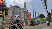 Masjid Jami Al-Fajri berdiri kokoh di Kelurahan Pejaten Barat, Kecamatan Pasar Minggu, Jakarta Selatan, Rabu (13/4/2022).   