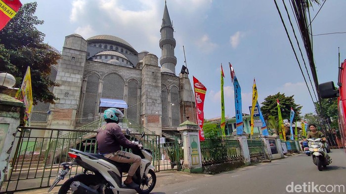Masjid-masjid di Istanbul, Turki dikenal akan arsitektur Ottoman yang megah dan indah. Arsitektur masjid di Istanbul kini juga ada di kawasan Pasar Minggu, Jakarta Selatan.