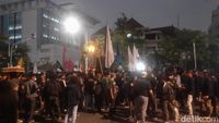 Usai Buka Bersama, Massa Demo Di Kantor Ganjar Bubarkan Diri