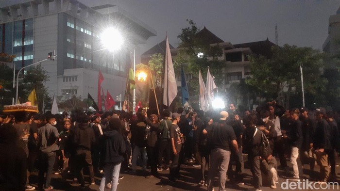 Massa pendemo di depan Kantor Gubernur Jateng Semarang membubarkan diri usai buka bersama, Rabu (13/4/2022).