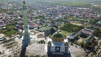 Foto udara Masjid Raya Darussalam dengan ornamen khas Dayak Kalimantan Tengah, di Palangka Raya.