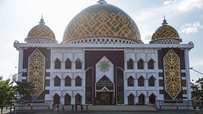 Megahnya Masjid di Palangka Raya dengan Ornamen Khas Dayak Foto udara Masjid Raya Darussalam dengan ornamen khas Dayak Kalimantan Tengah, di Palangka Raya, Kalimantan Tengah, Selasa (12/4/2022). Masjid yang dibangun tahun 1984 lalu direnovasi dan diresmikan oleh Pemprov Kalteng pada tahun 2015 itu merupakan destinasi wisata religi di Palangka Raya dengan desain motif simbol talawang khas suku Dayak Kalteng. ANTARA FOTO/Makna Zaezar/tom.