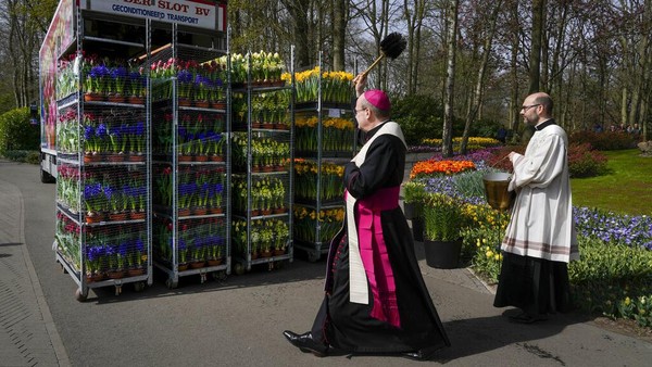 Uskup Rotterdam, Hans van den Hende memberkati pengangkutan bunga yang akan menghiasi alun-alun Santo Petrus untuk perayaan Paskah di Kota Vatikan.