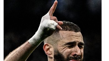 Ekspresi Benzema setelah melesakkan gol ke gawang Chelsea di injury time. Foto: Twitter