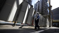 Setiap kapsul ditempatkan di dua menara beton setinggi 11 dan 13 lantai dan merupakan flat mandiri.
