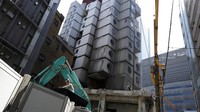 Tim pembongkaran mulai merobohkan Menara Kapsul Nakagin, di distrik Ginza Tokyo, Jepang, Selasa (12/4/2022) waktu setempat.