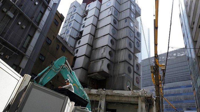 Menara Ikonik di Jepang Ini Mulai Dirubuhkan Demolition teams start to take down the Nakagin Capsule Tower, an iconic structure designed by Japanese architect Kisho Kurokawa and built in 1972, in Tokyo's Ginza district, Tuesday, April 12, 2022. The demolition work of the tower which consisted of 140 capsule units started Tuesday. (AP Photo/Eugene Hoshiko)